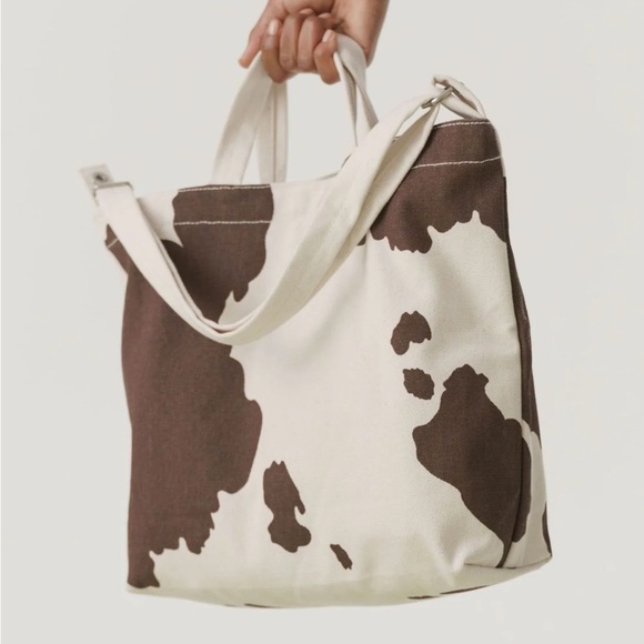 BAGGU Handbags - BAGGU cow print duck bag